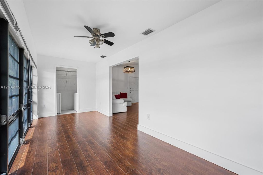 For Sale: $325,000 (2 beds, 1 baths, 1006 Square Feet)