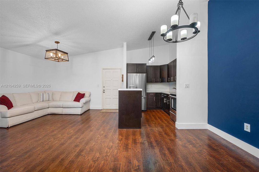 For Sale: $325,000 (2 beds, 1 baths, 1006 Square Feet)