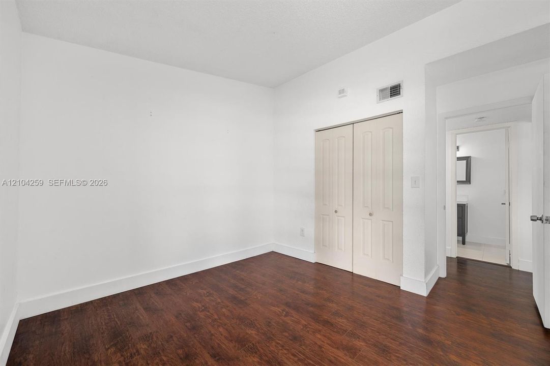 For Sale: $325,000 (2 beds, 1 baths, 1006 Square Feet)