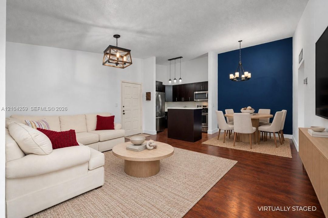For Sale: $325,000 (2 beds, 1 baths, 1006 Square Feet)