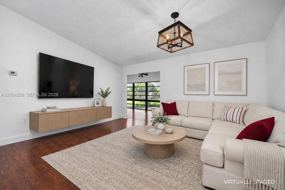 For Sale: $325,000 (2 beds, 1 baths, 1006 Square Feet)