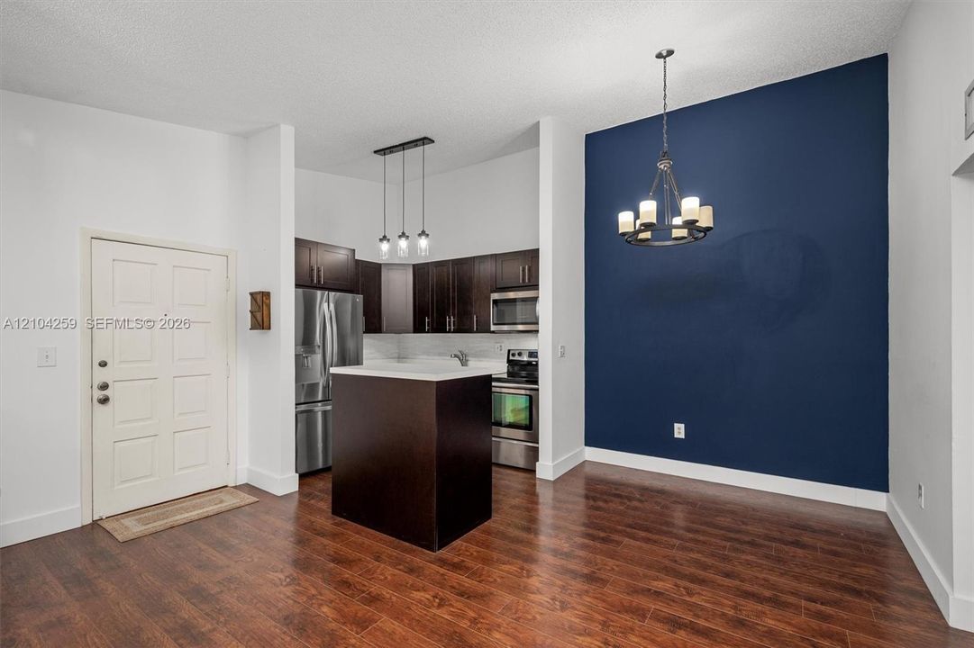 For Sale: $325,000 (2 beds, 1 baths, 1006 Square Feet)