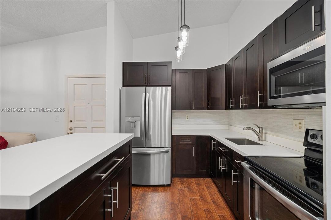 For Sale: $325,000 (2 beds, 1 baths, 1006 Square Feet)