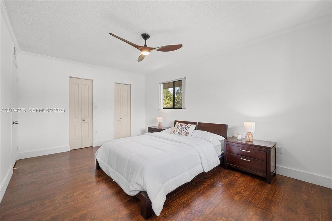 For Sale: $325,000 (2 beds, 1 baths, 1006 Square Feet)