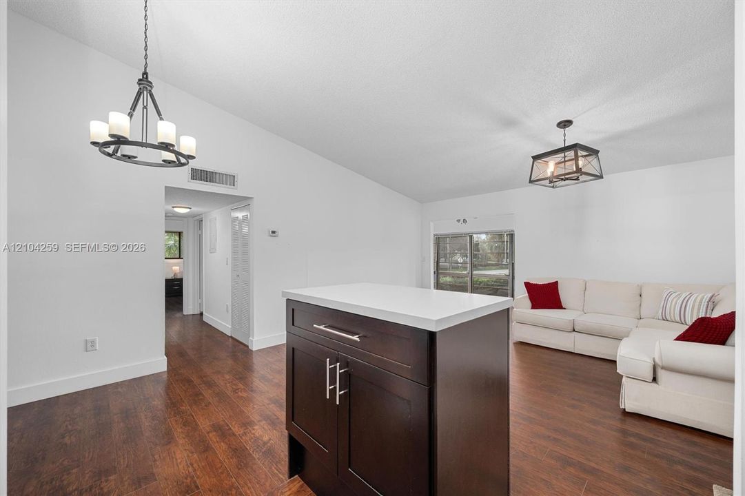 For Sale: $325,000 (2 beds, 1 baths, 1006 Square Feet)