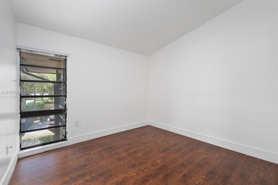 For Sale: $325,000 (2 beds, 1 baths, 1006 Square Feet)