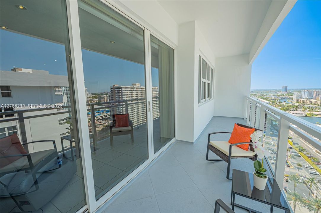 For Sale: $389,000 (2 beds, 2 baths, 1248 Square Feet)