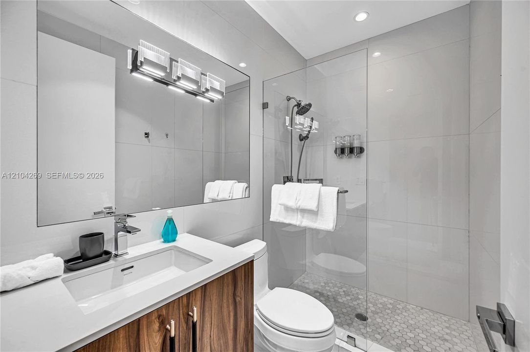 En Venta: $4,475,000 (5 camas, 5 baños, 4650 Pies cuadrados)