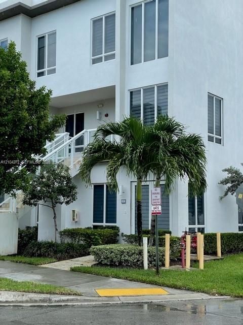 For Rent: $3,350 (3 beds, 2 baths, 1360 Square Feet)