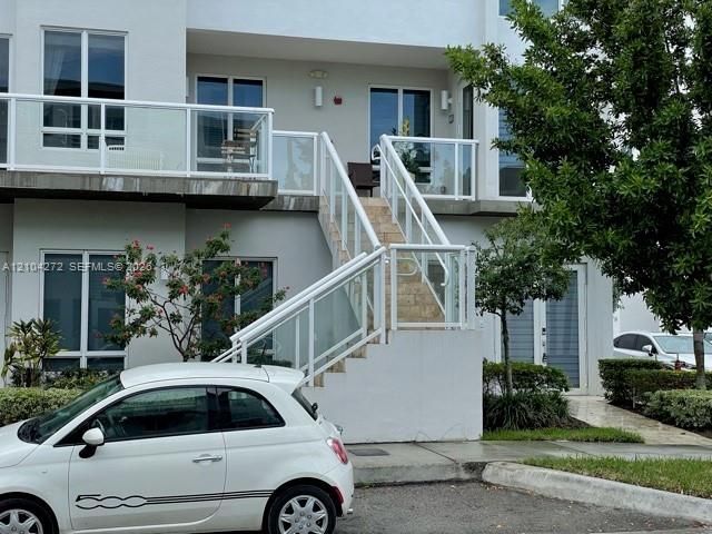 For Rent: $3,350 (3 beds, 2 baths, 1360 Square Feet)