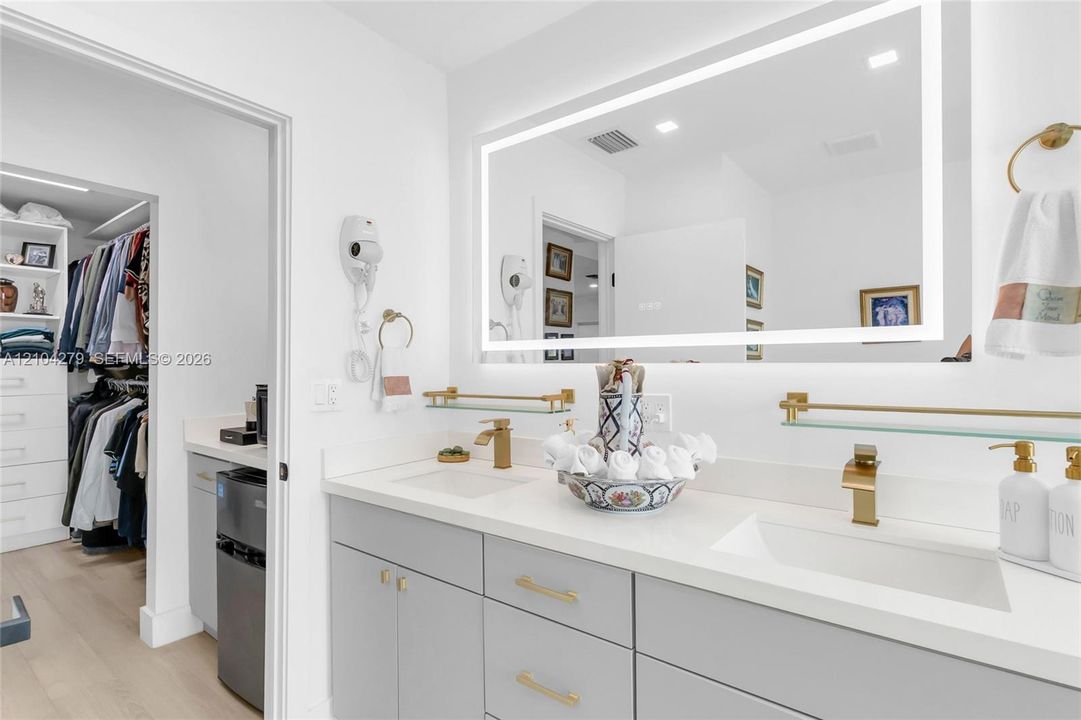 En Venta: $899,999 (4 camas, 3 baños, 2258 Pies cuadrados)