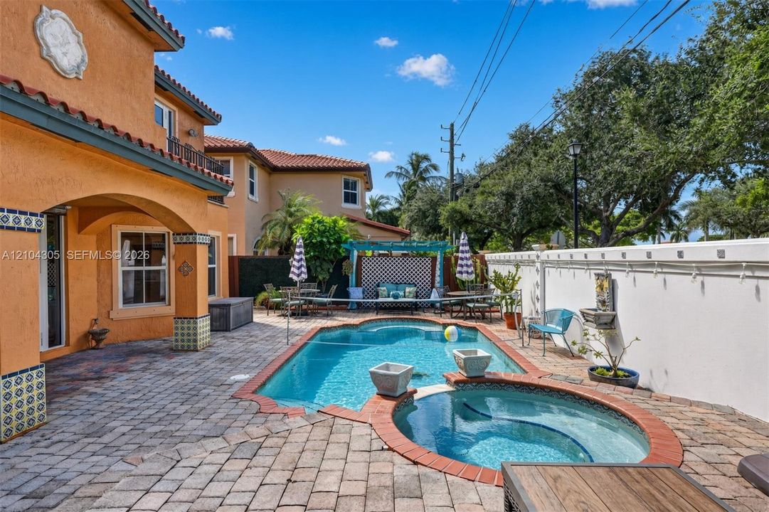 En Venta: $943,000 (5 camas, 4 baños, 3403 Pies cuadrados)