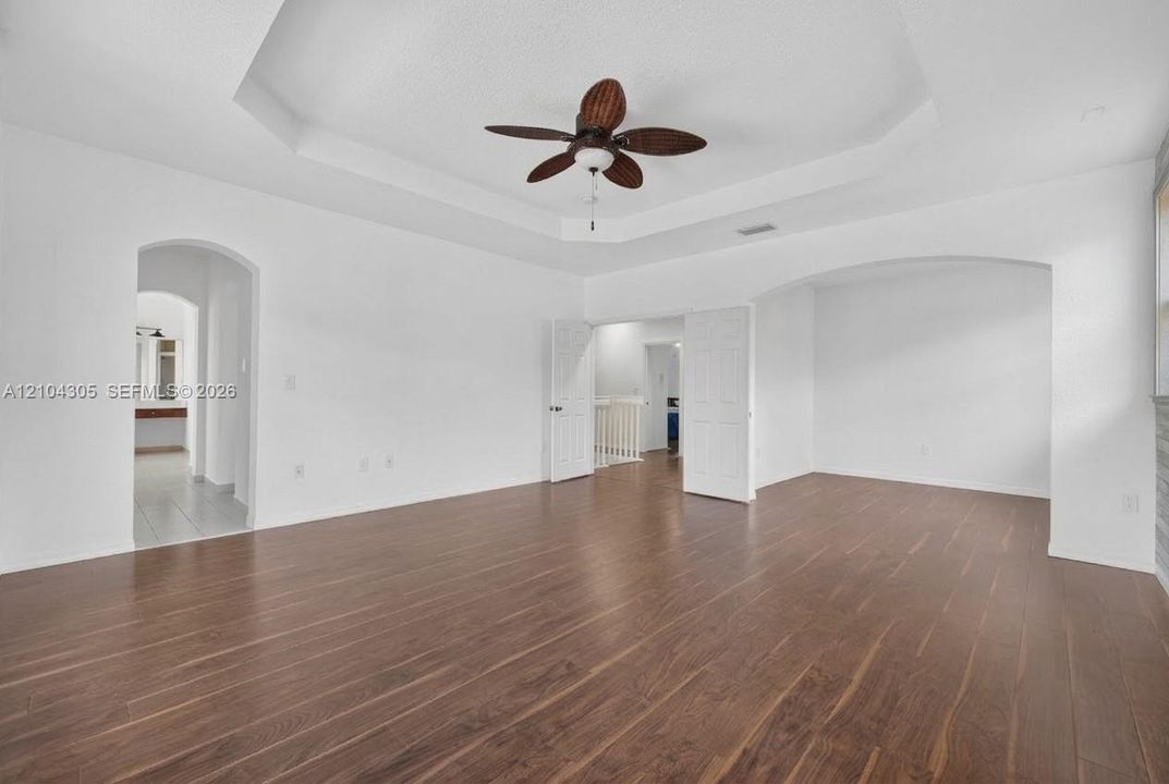 En Venta: $943,000 (5 camas, 4 baños, 3403 Pies cuadrados)