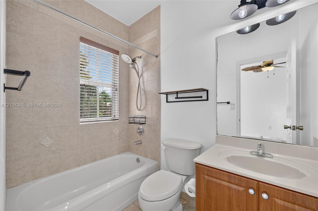 En Venta: $943,000 (5 camas, 4 baños, 3403 Pies cuadrados)