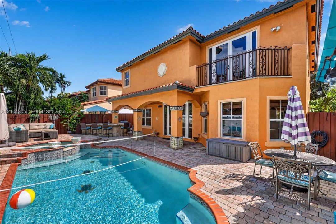 En Venta: $943,000 (5 camas, 4 baños, 3403 Pies cuadrados)
