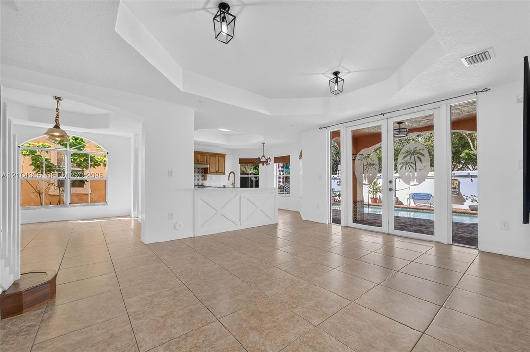 En Venta: $943,000 (5 camas, 4 baños, 3403 Pies cuadrados)