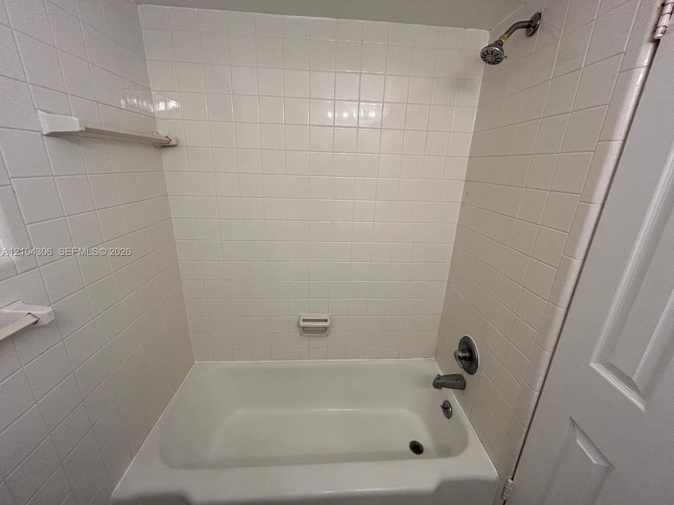 En Renta: $1,300 (0 camas, 1 baños, 2258 Pies cuadrados)