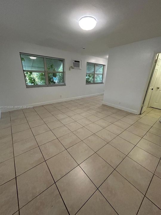 En Renta: $1,300 (0 camas, 1 baños, 2258 Pies cuadrados)