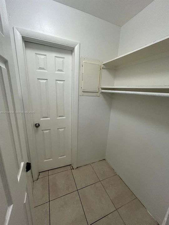 En Renta: $1,300 (0 camas, 1 baños, 2258 Pies cuadrados)