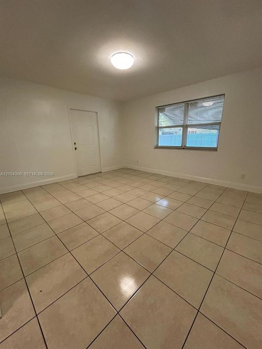 En Renta: $1,300 (0 camas, 1 baños, 2258 Pies cuadrados)