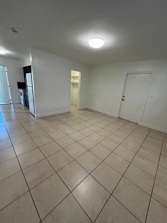 En Renta: $1,300 (0 camas, 1 baños, 2258 Pies cuadrados)