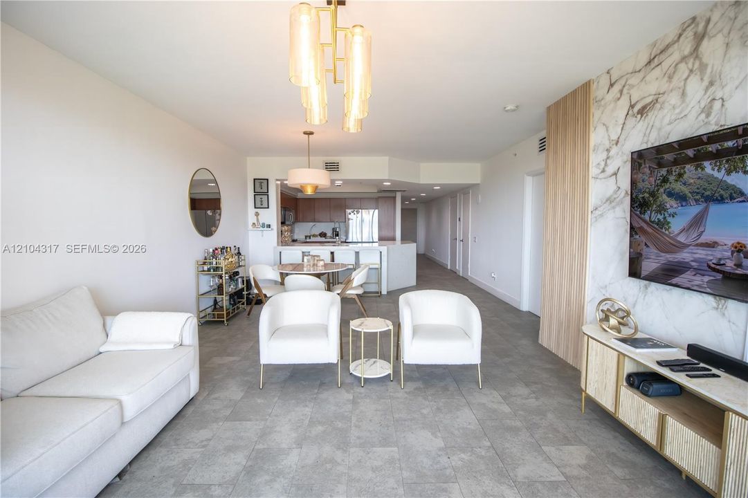 En Venta: $560,000 (3 camas, 3 baños, 1801 Pies cuadrados)