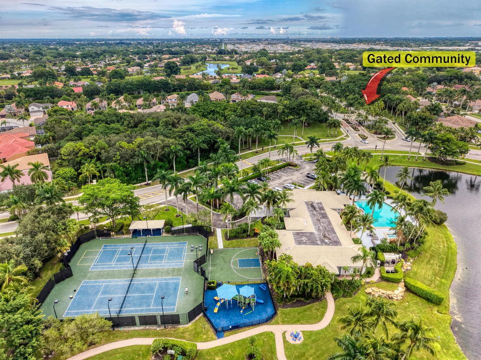35 Community Pool + Clubhouse (3)