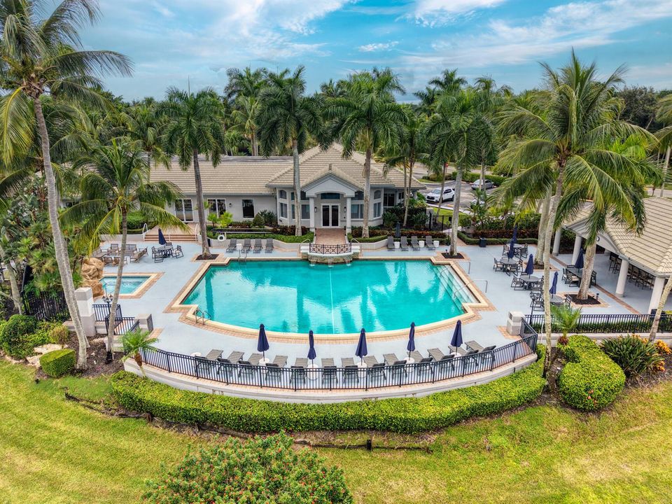 35 Community Pool + Clubhouse (1)