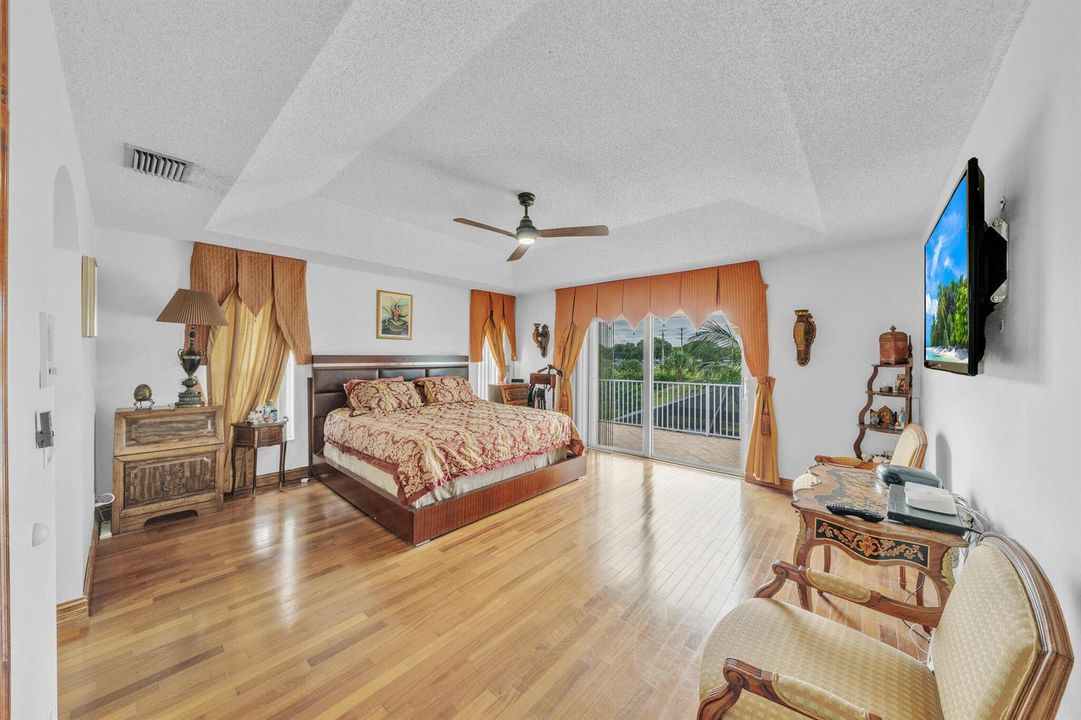 25 Primary Bedroom