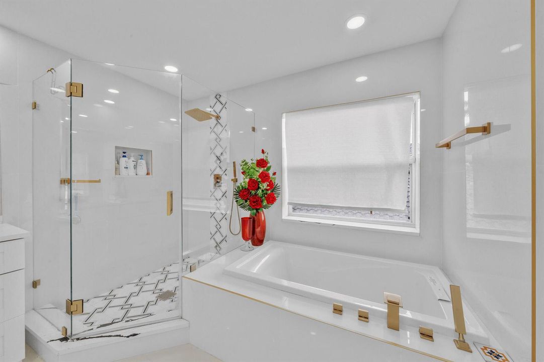 30 Primary Bathroom (2)
