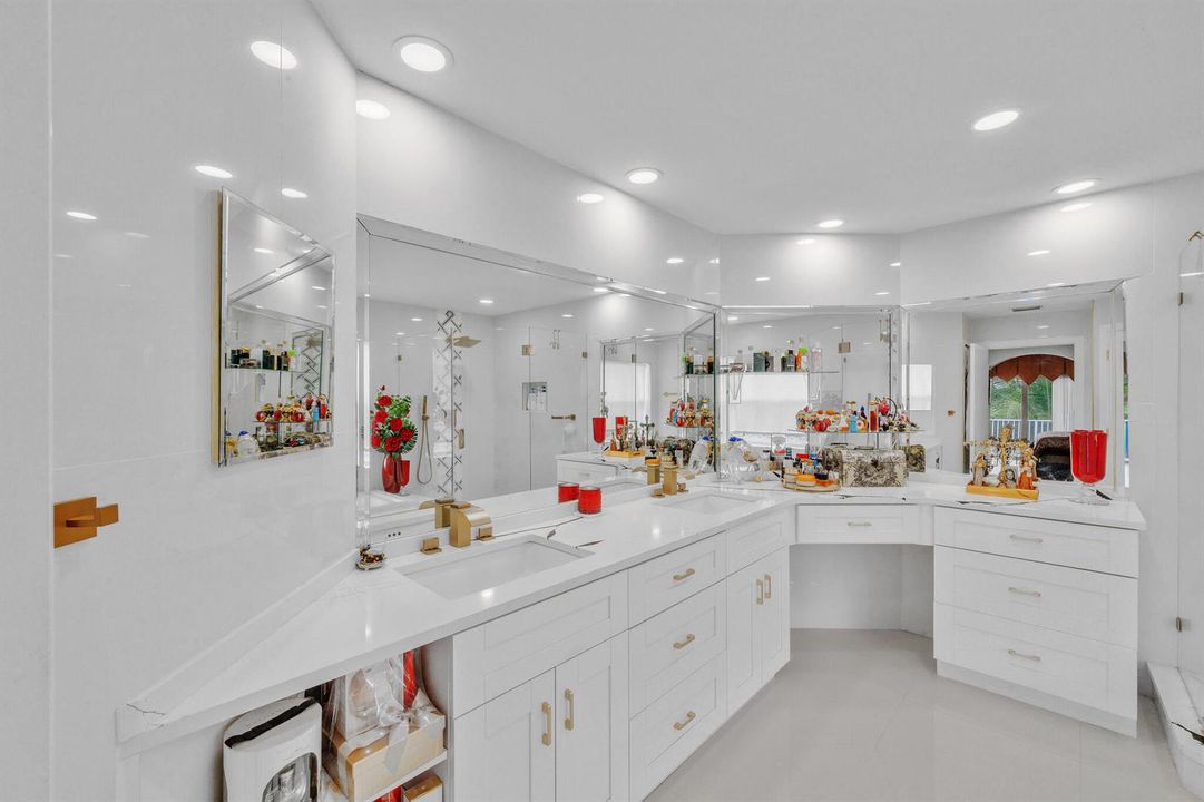 30 Primary Bathroom (1)