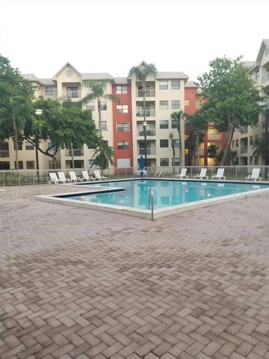 For Rent: $2,350 (2 beds, 2 baths, 992 Square Feet)