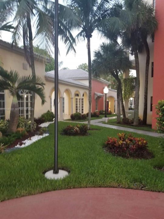 For Rent: $2,350 (2 beds, 2 baths, 992 Square Feet)