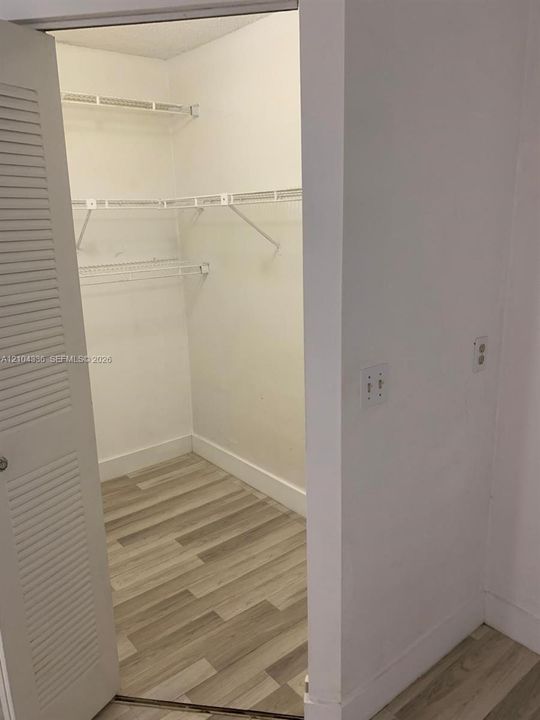 For Sale: $320,000 (2 beds, 2 baths, 1090 Square Feet)