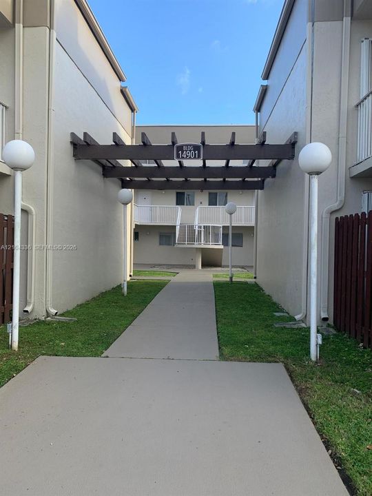 For Sale: $320,000 (2 beds, 2 baths, 1090 Square Feet)