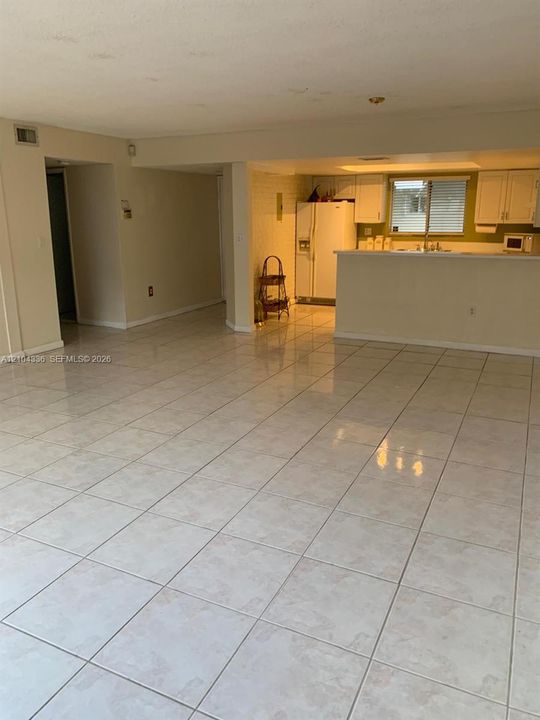 For Sale: $320,000 (2 beds, 2 baths, 1090 Square Feet)