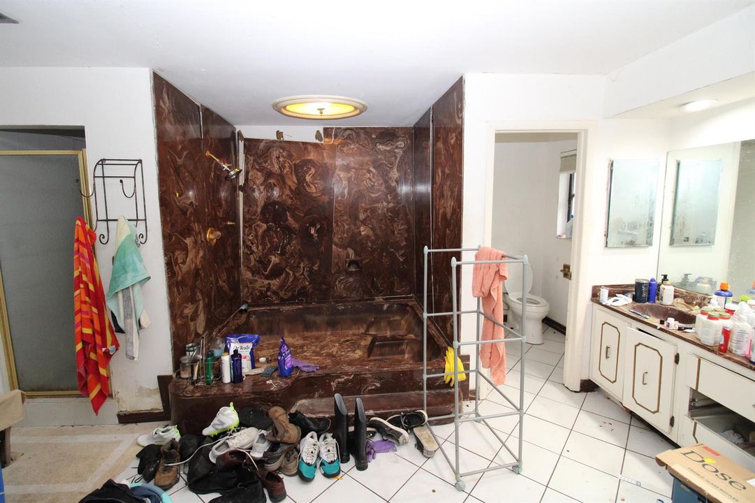 MASTER BATHROOM - ORIGINAL