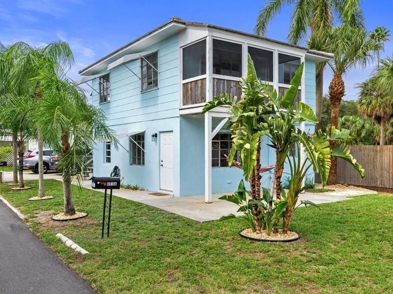 4916 N Flagler Dr east side of duplex