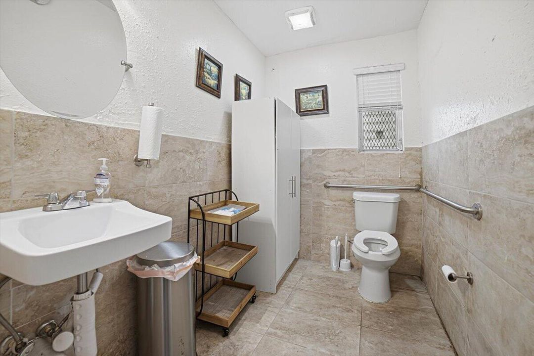 25-Bathroom