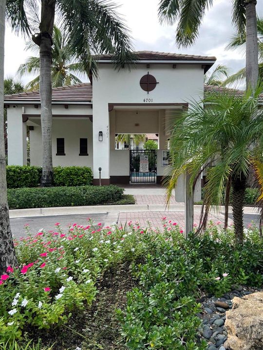 Paloma Pool entry