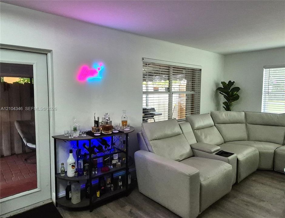 В аренду: $1,950 (2 спален, 1 ванн, 1084 Квадратных фут)