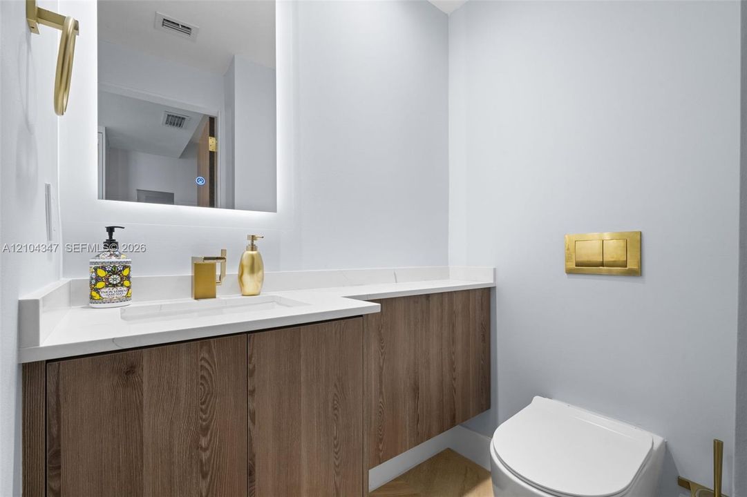 For Sale: $1,550,000 (2 beds, 2 baths, 1356 Square Feet)