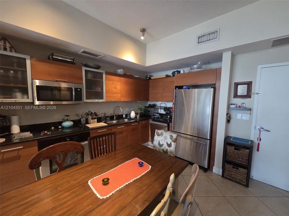 For Rent: $3,350 (1 beds, 1 baths, 735 Square Feet)