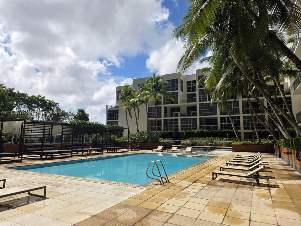 For Rent: $3,350 (1 beds, 1 baths, 735 Square Feet)