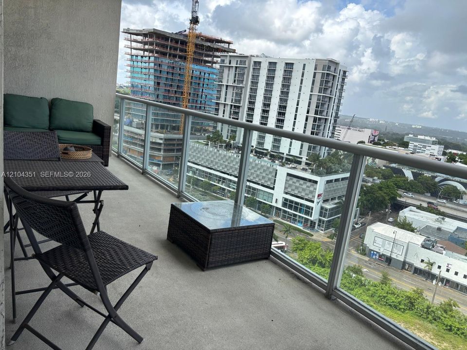 For Rent: $3,350 (1 beds, 1 baths, 735 Square Feet)