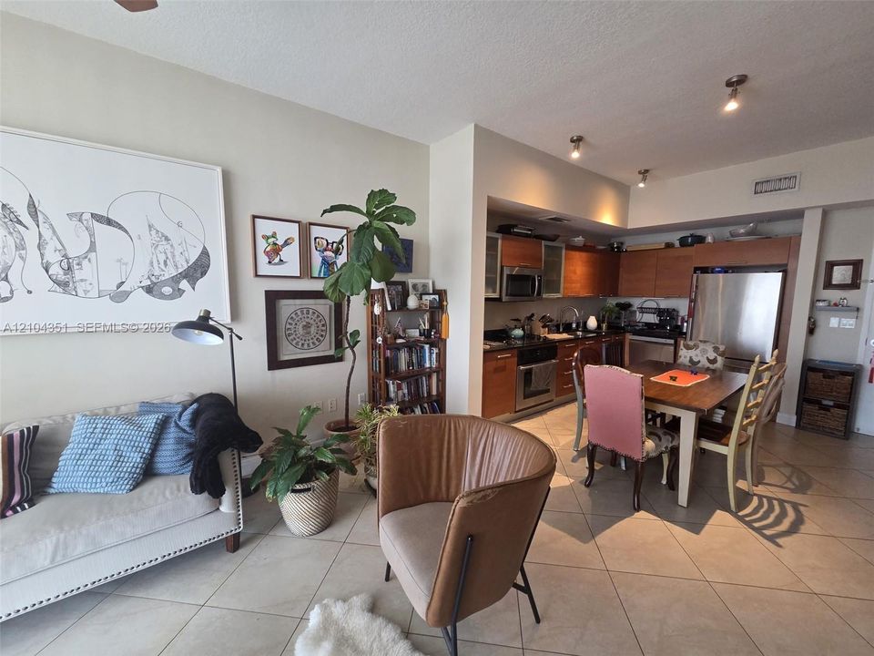 For Rent: $3,350 (1 beds, 1 baths, 735 Square Feet)