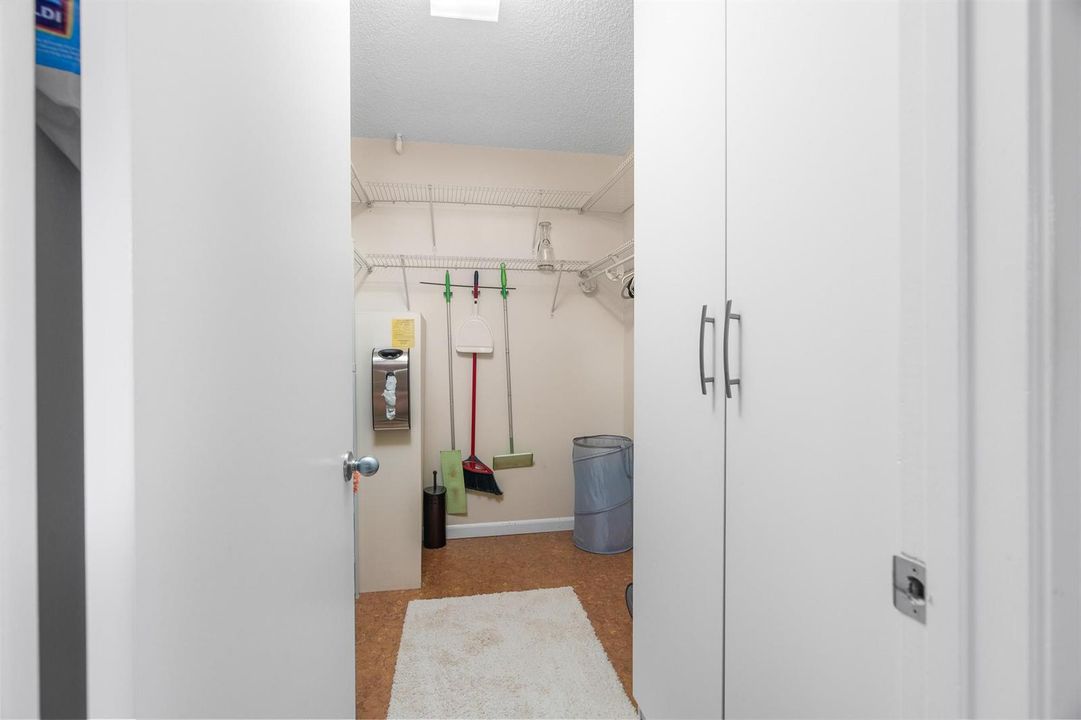 Clloset in 2nd bedroom