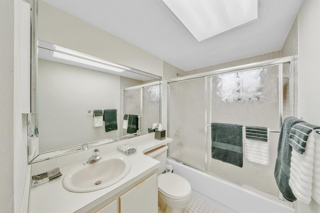 Guest Bathroom (2)