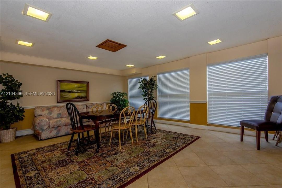 For Rent: $1,850 (1 beds, 1 baths, 720 Square Feet)
