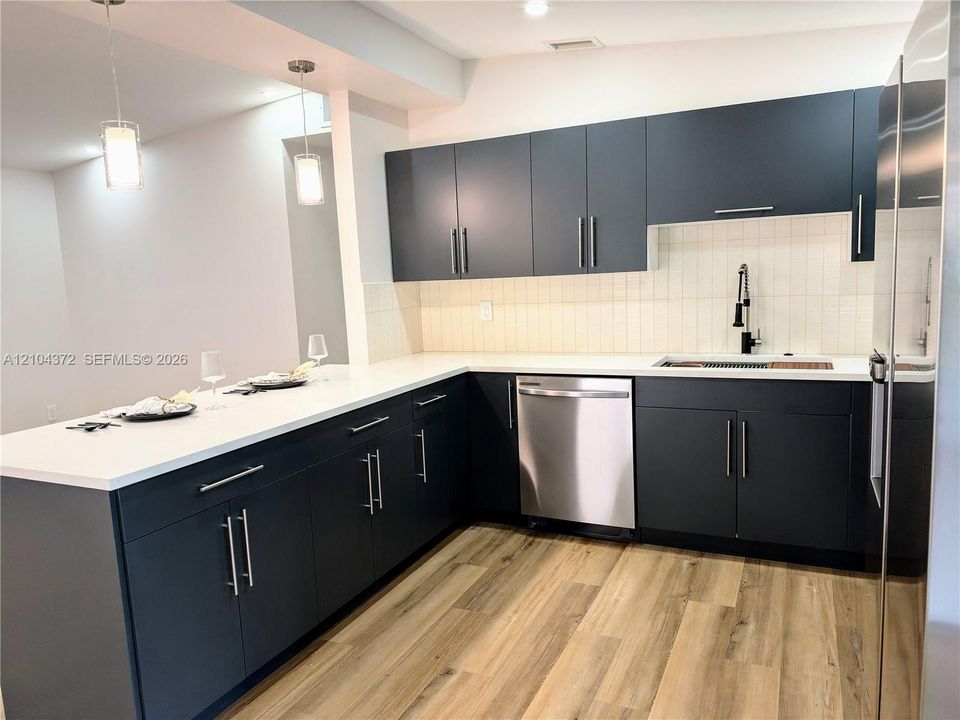 На продажу: $499,900 (4 спален, 2 ванн, 1724 Квадратных фут)